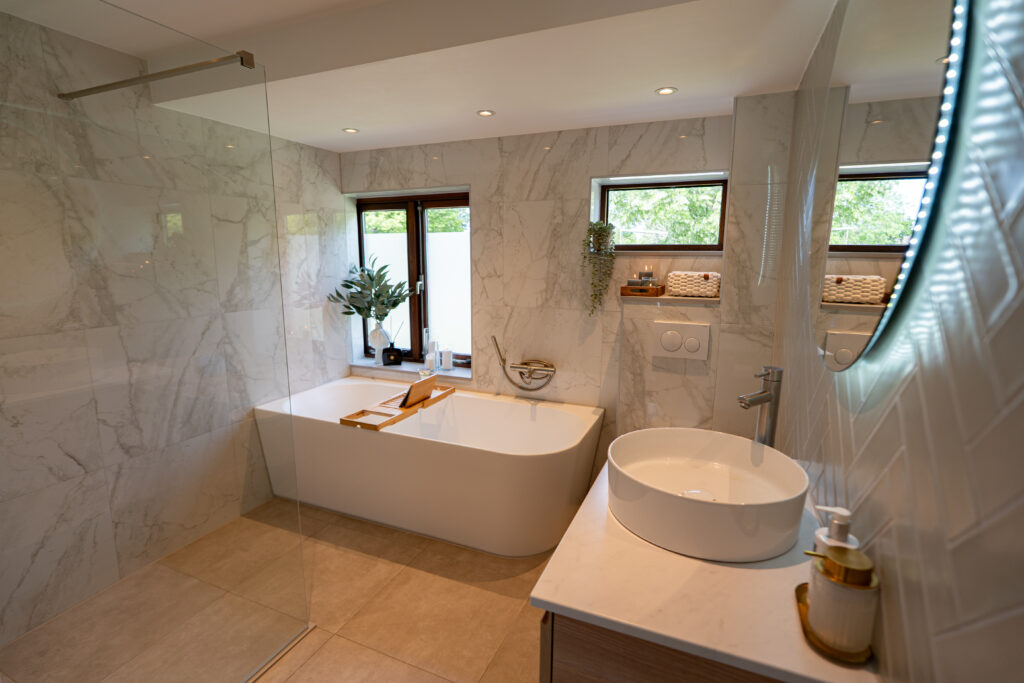 Tegelzetter badkamer of stucadoor voor wanden